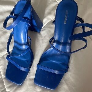 PrettyLittleThing Royal Blue Strappy Block Heels fits a W8 but labeled a W9!!!